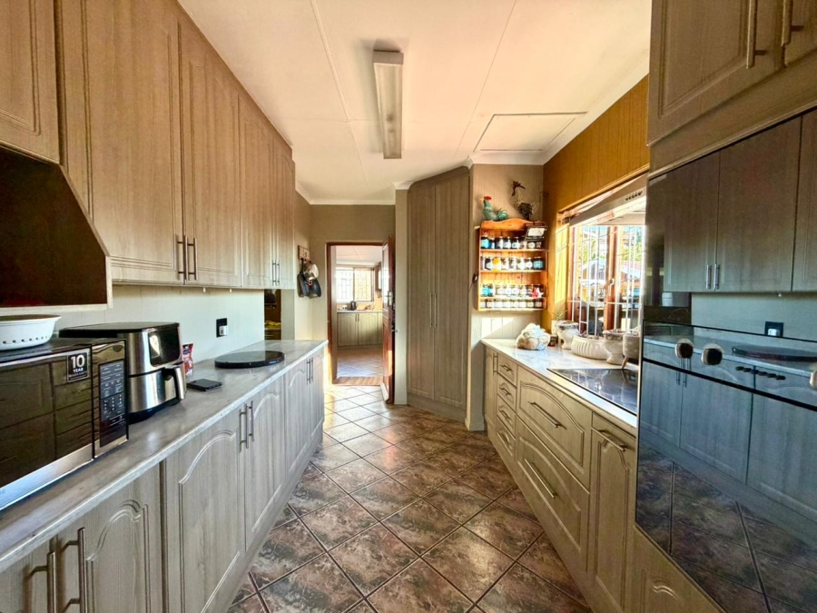6 Bedroom Property for Sale in Heiderand Western Cape